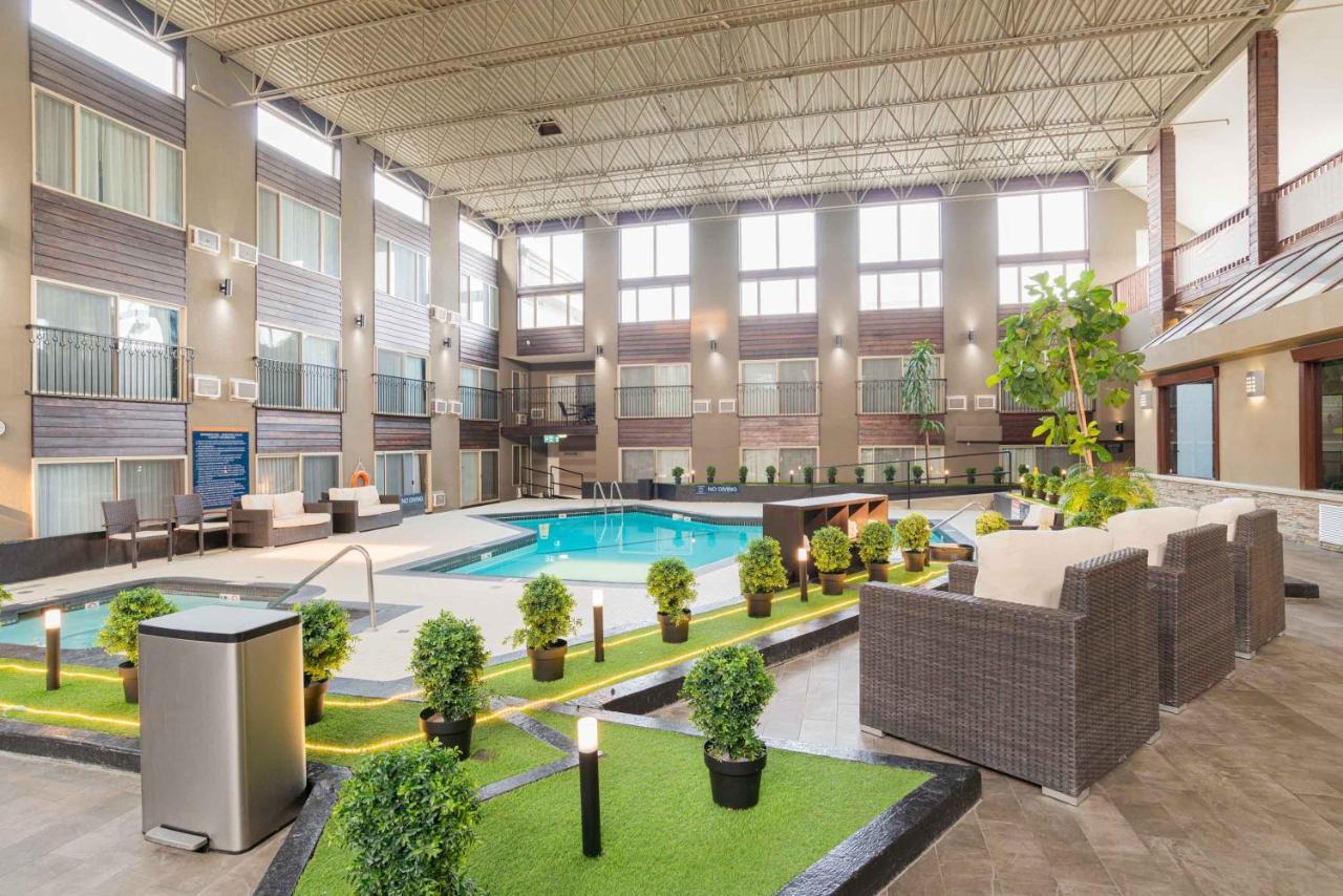 Sandman Hotel Edmonton West Экстерьер фото