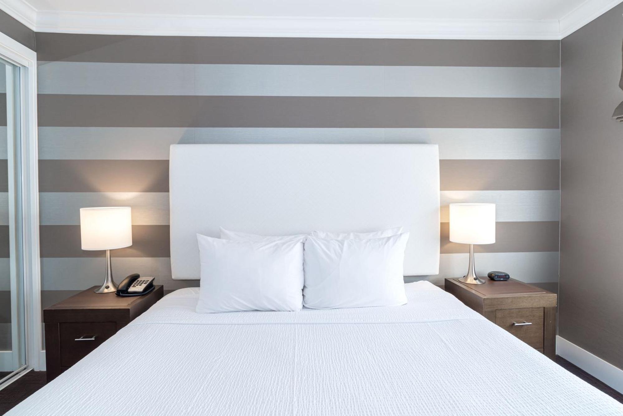 Sandman Hotel Edmonton West Экстерьер фото