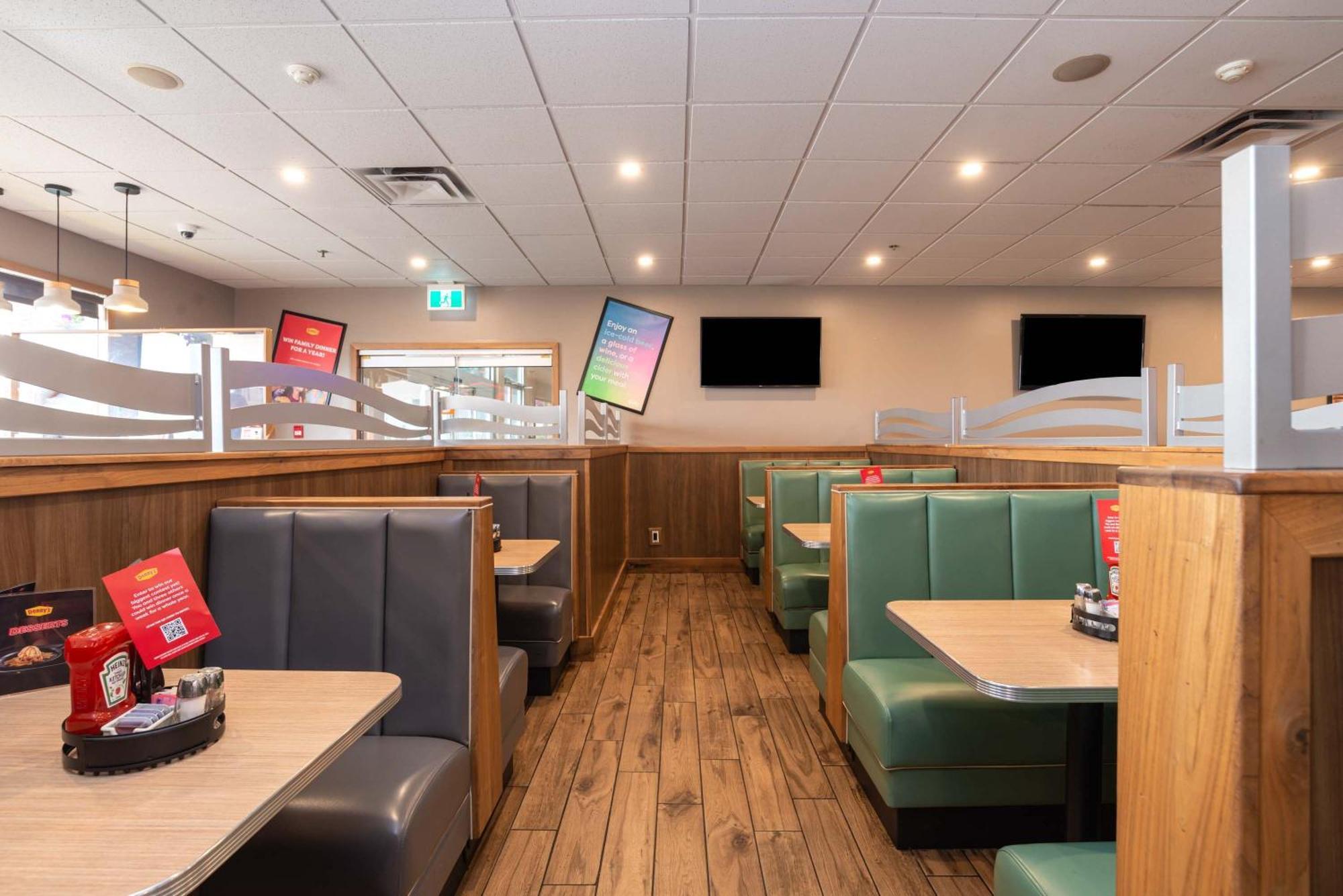 Sandman Hotel Edmonton West Экстерьер фото