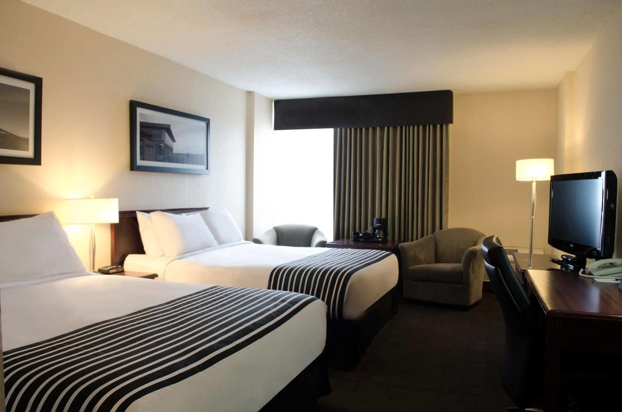 Sandman Hotel Edmonton West Экстерьер фото